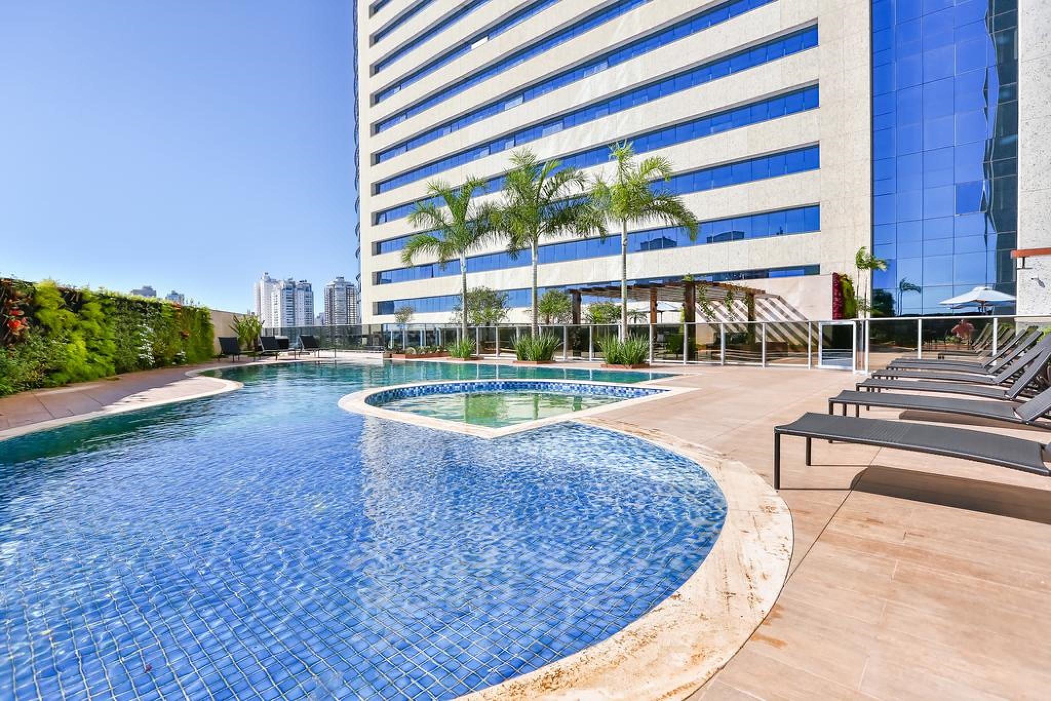 Transamerica Collection Goiânia Exteriör bild The pool at the hotel