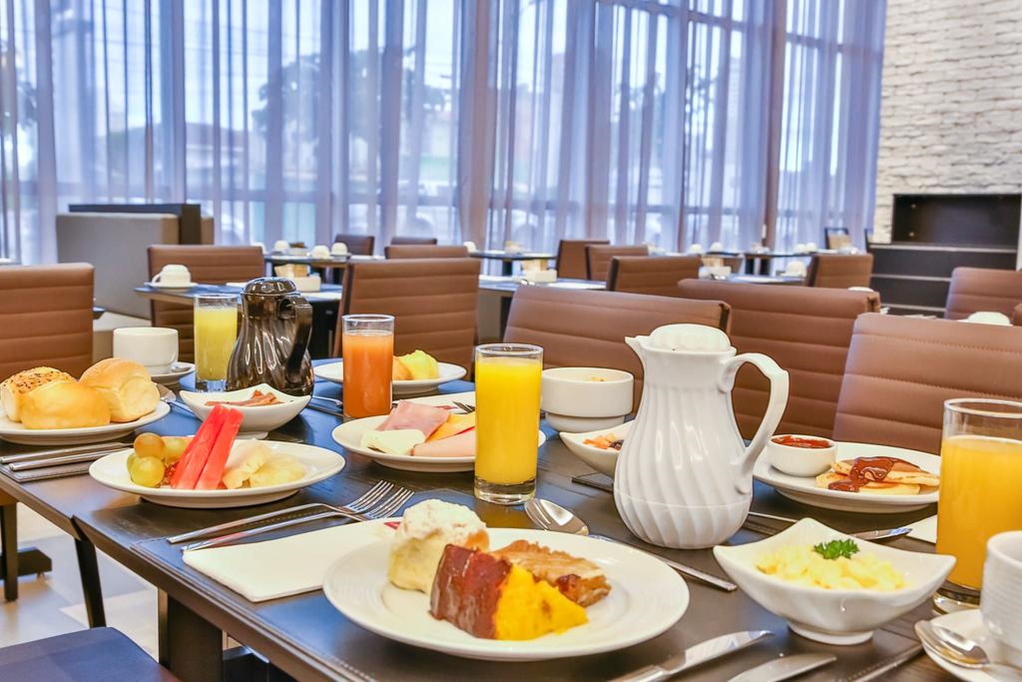 Transamerica Collection Goiânia Exteriör bild A breakfast buffet