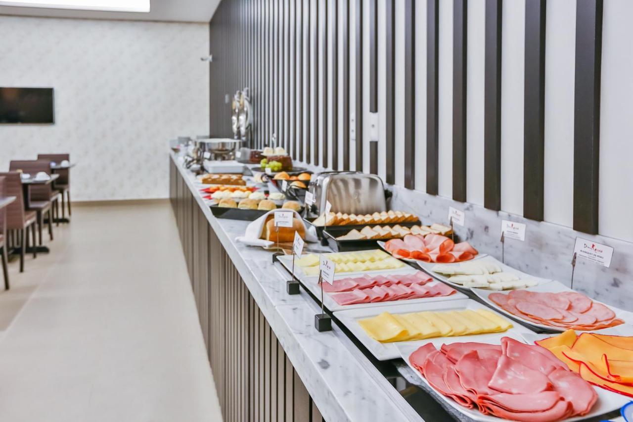 Transamerica Collection Goiânia Exteriör bild A buffet at a hotel