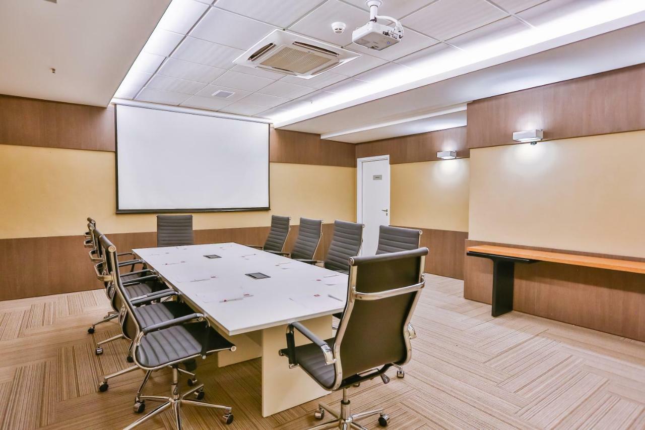 Transamerica Collection Goiânia Exteriör bild A meeting room