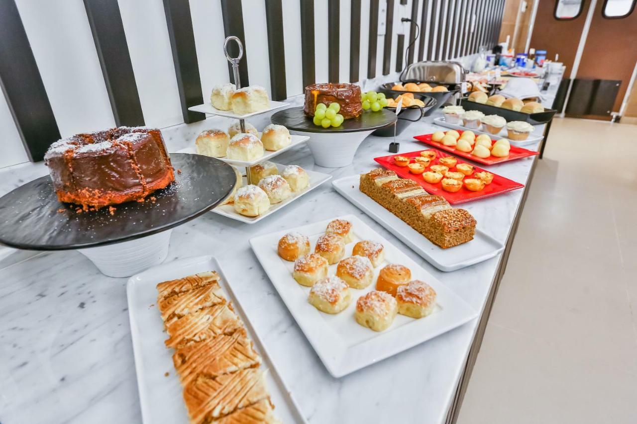 Transamerica Collection Goiânia Exteriör bild A selection of cakes at a buffet