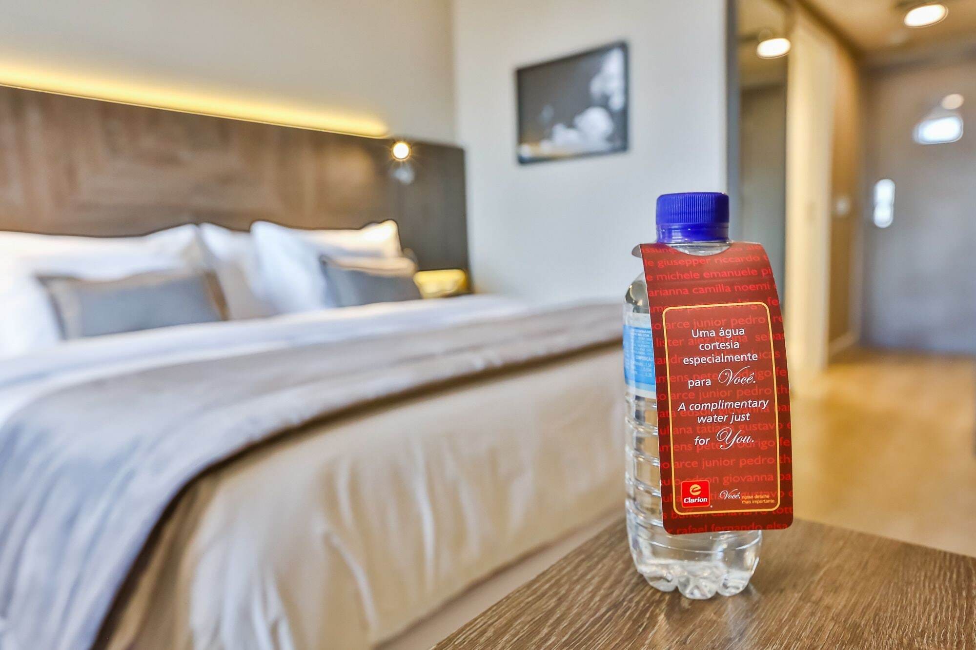 Transamerica Collection Goiânia Exteriör bild A bottle of water in a hotel room
