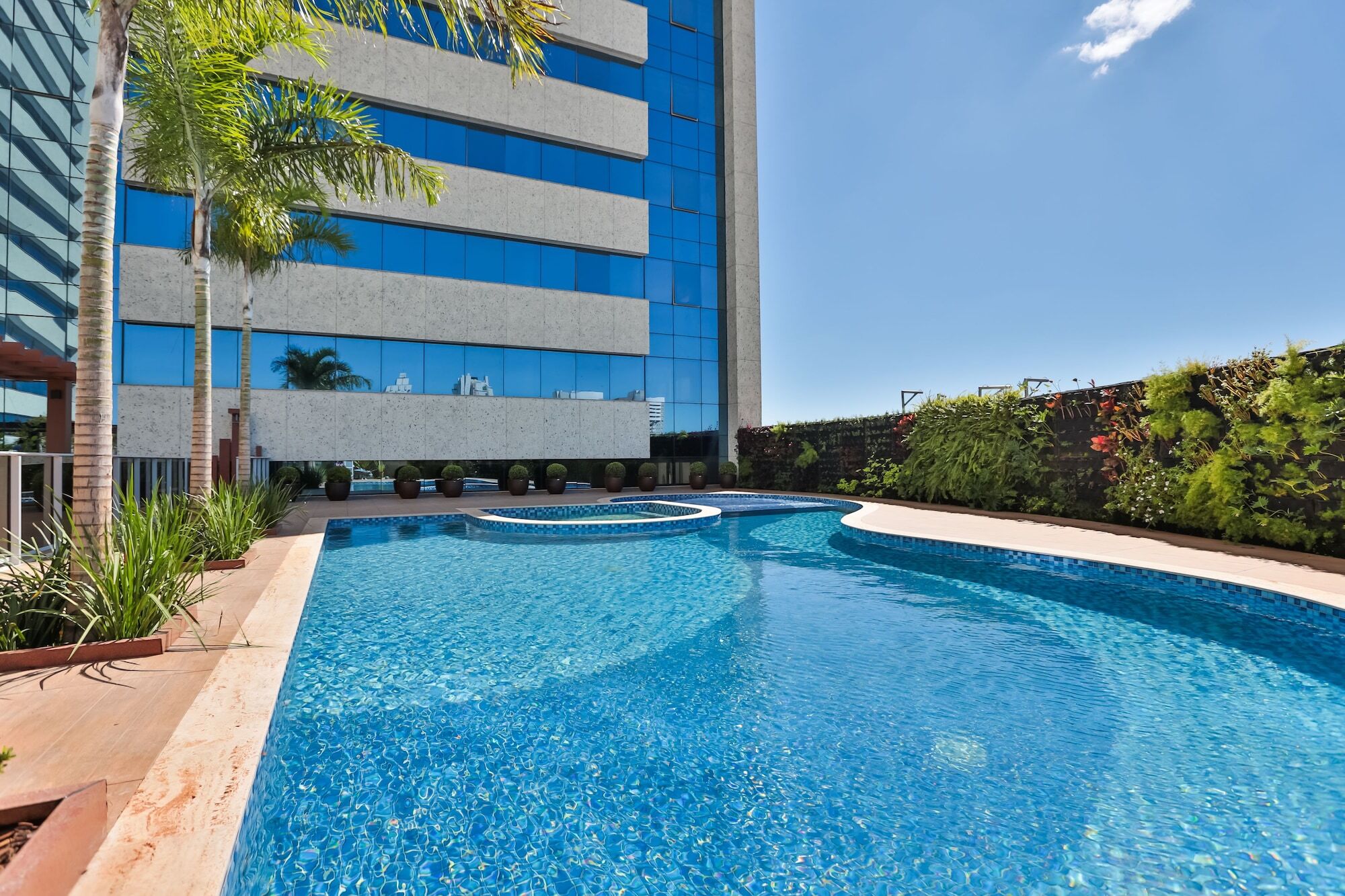 Transamerica Collection Goiânia Exteriör bild The pool at the hotel
